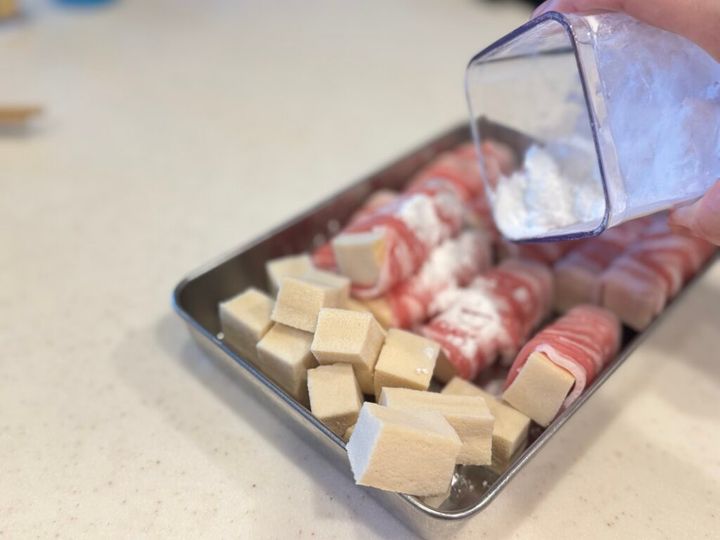 アルミトレーに高野豆腐と肉巻き高野豆腐を入れて片栗粉を入れる