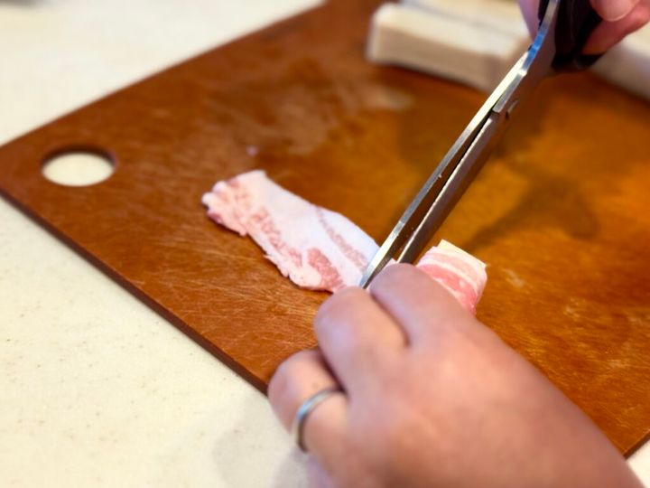 高野豆腐に巻いたお肉が余ったら調理バサミでカットする