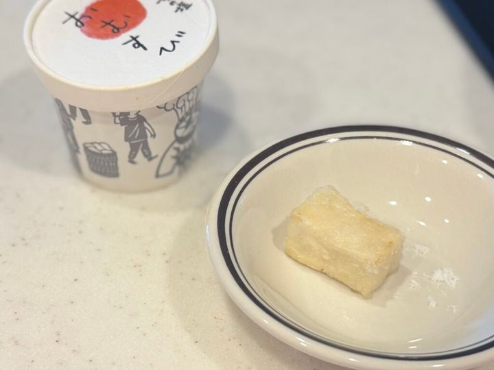 またいちの塩をつけてカリッと香ばしい高野豆腐を味見する