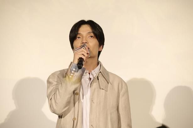 サプライズで登場した子役キャストに感謝を述べた暁太郎役の岡山天音 [c]NOTHING NEW, MIYU PRODUCTIONS