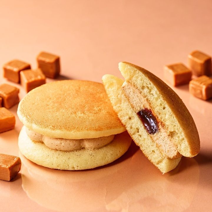キャラメルソース入りパンケーキと周りに散らばるキャラメル