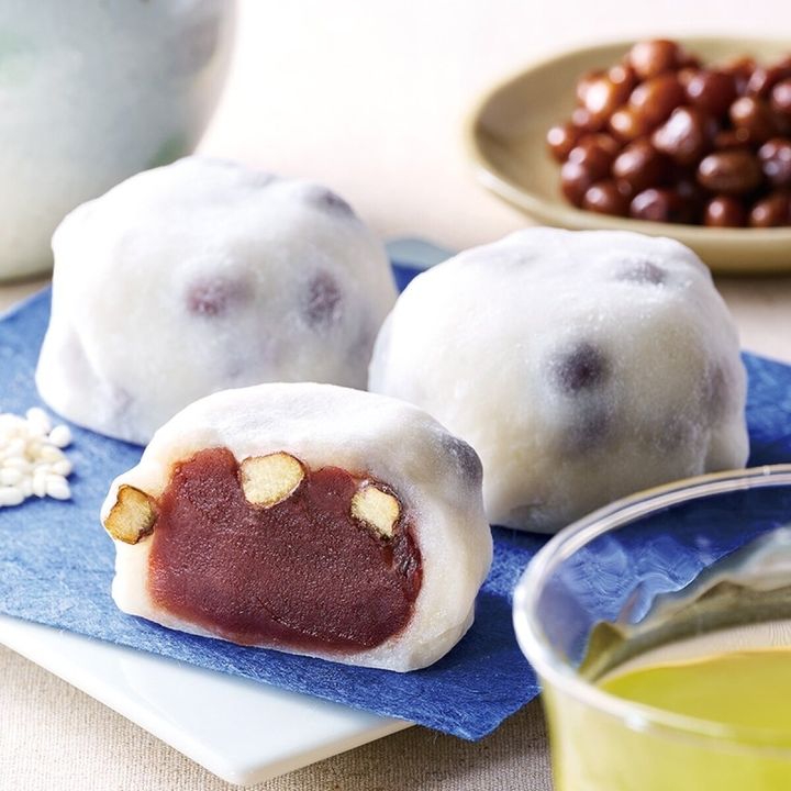 白い皿に塩豆大福が3つ、1つは断面が見えるようにカット