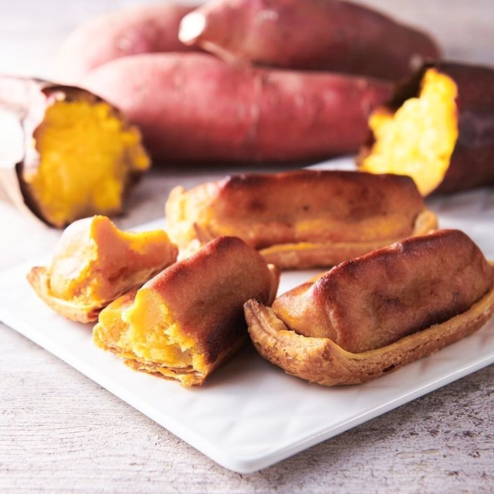 白い皿にカットされたスイートポテトパイと焼き芋