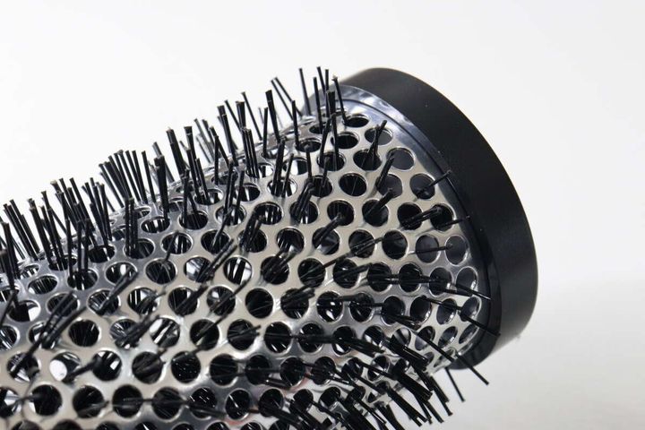 ロールヘアブラシの金属部分とナイロンブラシの接写