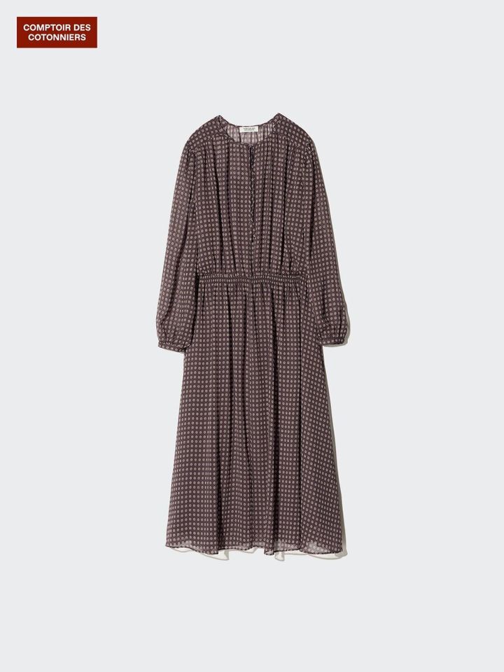 茶色の小花柄シフォンワンピース。ウエストギャザーとシアー素材で華やかな印象。