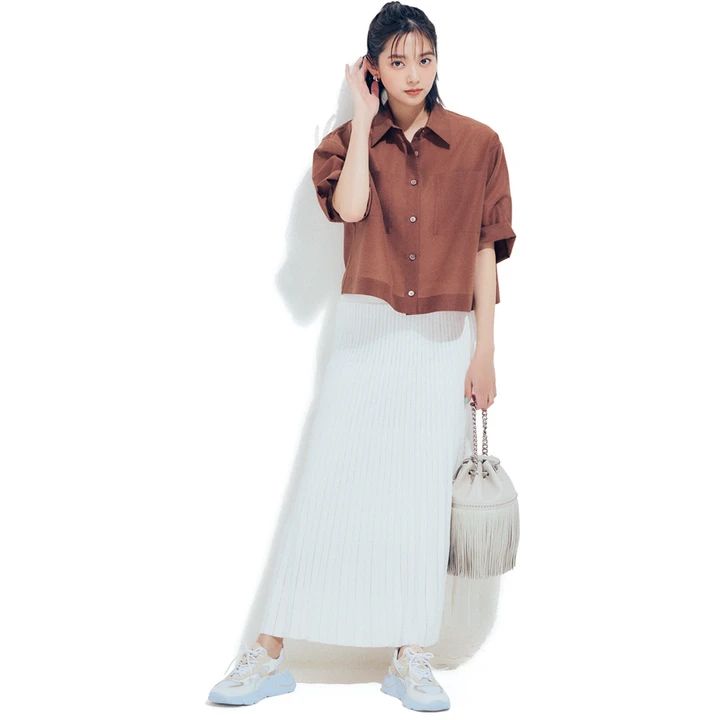 新川優愛 スニーカーコーデ