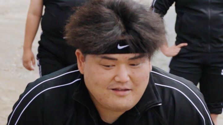 【写真・画像】ムキムキイケメンを瞬殺 “肩舐め”男が相撲で圧倒的なパワーを披露 「強すぎる」「体格差」 1枚目