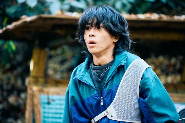 火事の被害者である埜本と再会したことで、被害者への謝罪にのめり込んでいく拓海 [c]2026「mentor」製作委員会