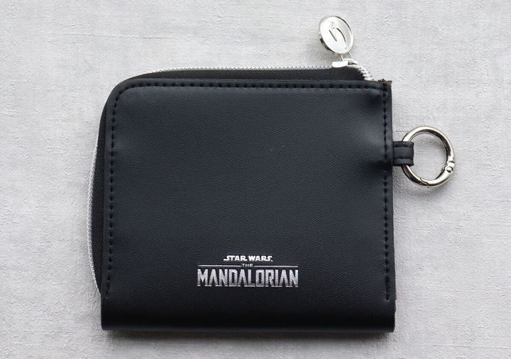 白い背景に置かれたミニ財布の裏面。シルバーで「STAR WARS THE MANDALORIAN」のロゴ