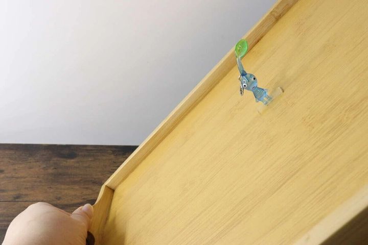 強力ゲルテープで固定されたミニフィギュアが傾けたトレーから落ちない様子