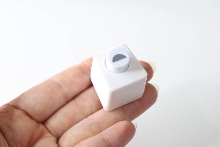女性の手のひらに乗せられたコンパクトなインデックスパンチ