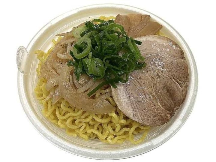 セブンイレブンの「札幌すみれ監修 濃厚しおラーメン」の具材が乗った麺