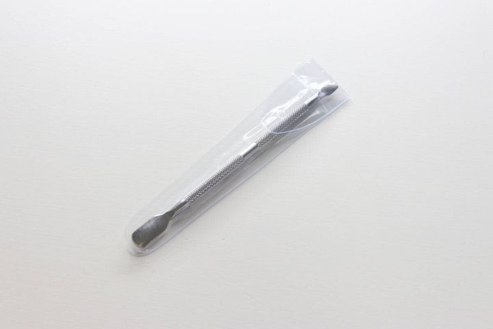 透明な袋に入ったメタルプッシャー本体を斜め上から撮影