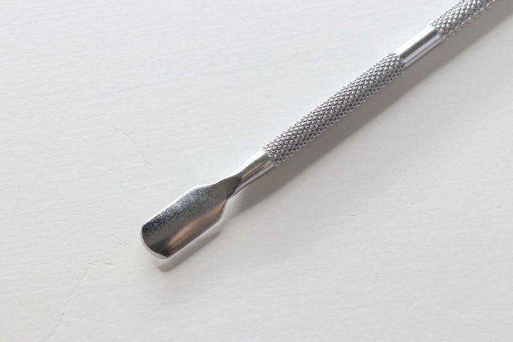 メタルプッシャーの幅広で丸みのある先端部分のクローズアップ
