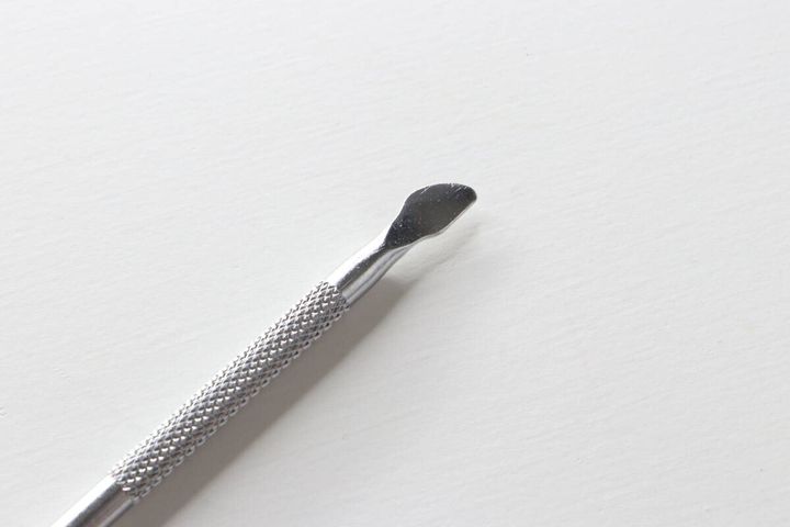 メタルプッシャーの小さく尖った先端部分のクローズアップ