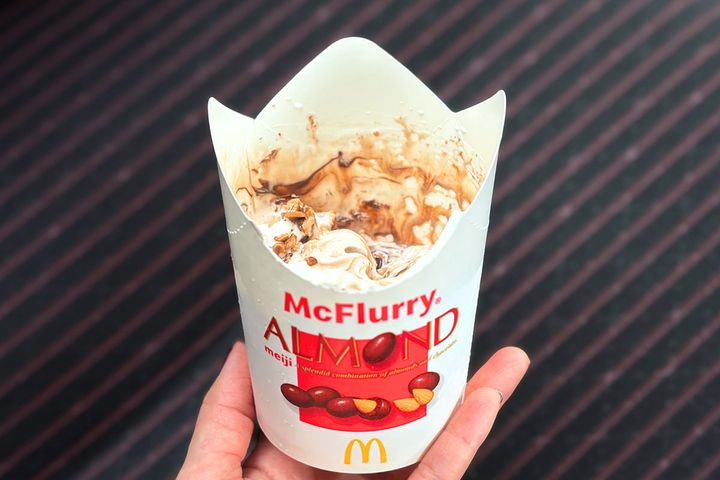 マクドナルド「マックフルーリー 明治アーモンドチョコレート」￥370（税込み）～