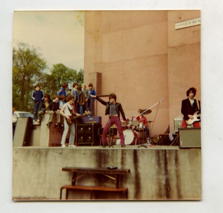 1977年、同じ校庭で演奏する若き日のU2