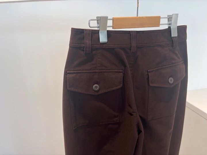 色み：深みのあるブラウンで、夏トップスも一気に秋顔に