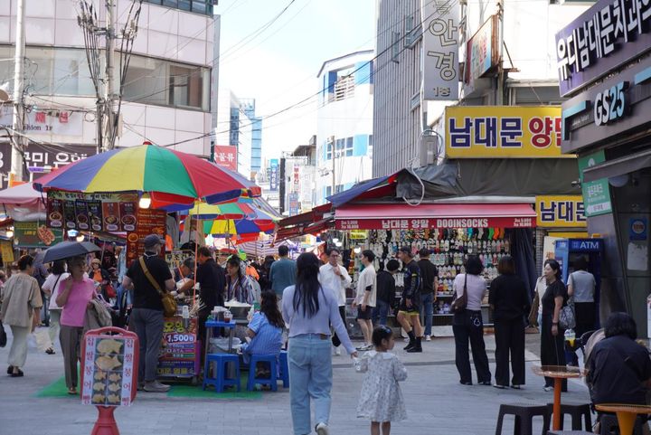 子供服や子供のアクセサリーを扱うお店も多いので、親子で訪れても楽しめるのがいいところ。市場では基本、現金でのやり取りが安心です。