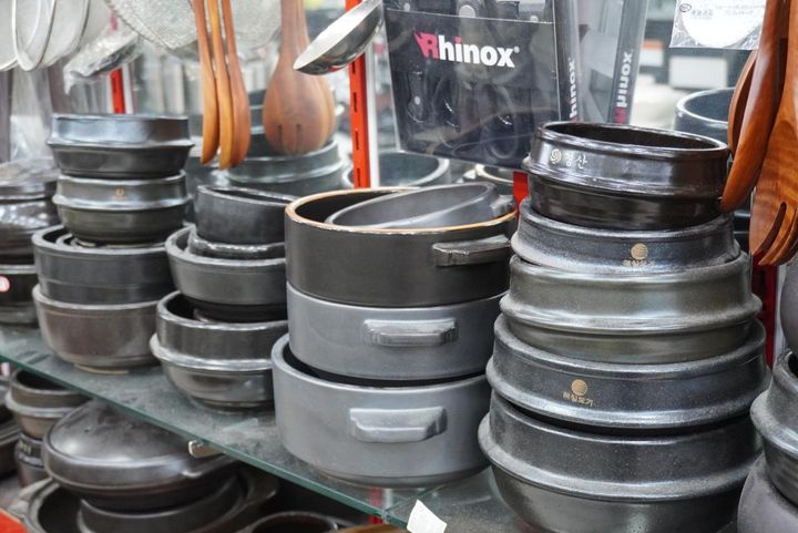 キムチチゲやテンジャンチゲといった煮込み料理をする際にかかせない陶器の鍋・トゥッペギ。1つ8000ウォンほどで手に入ります。