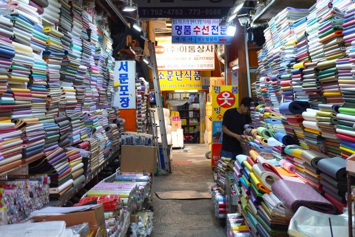 包装紙など、ラッピング用品を扱うエリアも。日本では見たことのないディスプレイが圧巻です。