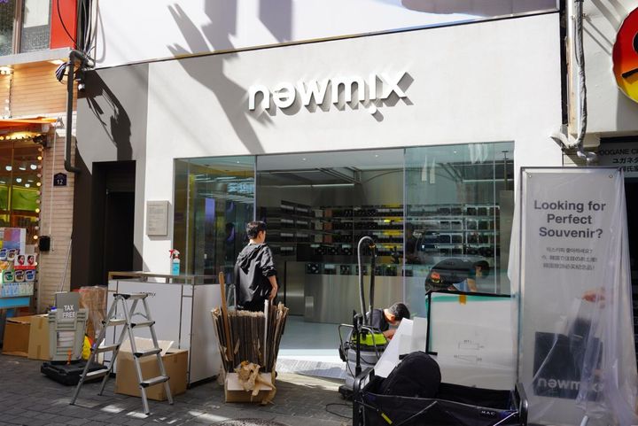 ニューミックス・コーヒーのオープン前日の様子。安国（アングク）や漢南（ハンナム）店に比べると店舗はやや小さめです。