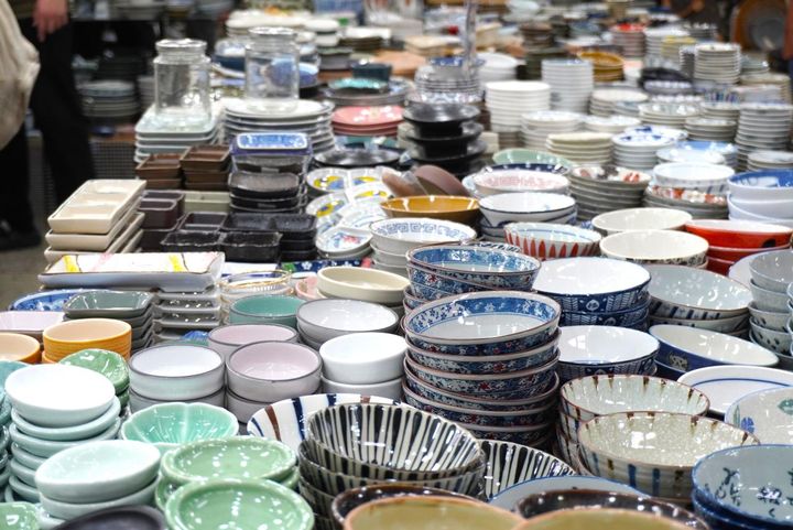 韓国らしい、ぽってりとした愛らしい小皿をはじめ、日本の食卓を思わせる器も充実。近年は日本食のブームの高まりとともに、日本の食器を扱う店も増えています。