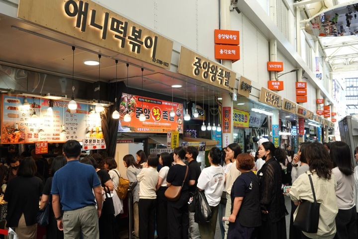 ほかにも天ぷらやスンデ、おでん、タッカンジョン、ソットクソットクなど、韓国屋台グルメがずらり。店内はこぢんまりとしているので、テイクアウトで楽しむのがおすすめです。