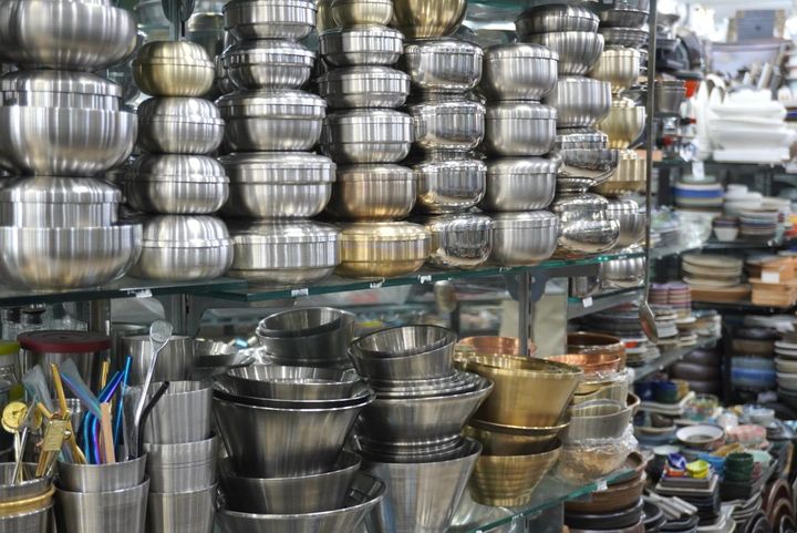 韓国の食堂でご飯を頼んだら出てくるステンレス製の器。大小さまざまなサイズが揃います。大き目の器はピビンパや冷麺をサーブするのに最適。