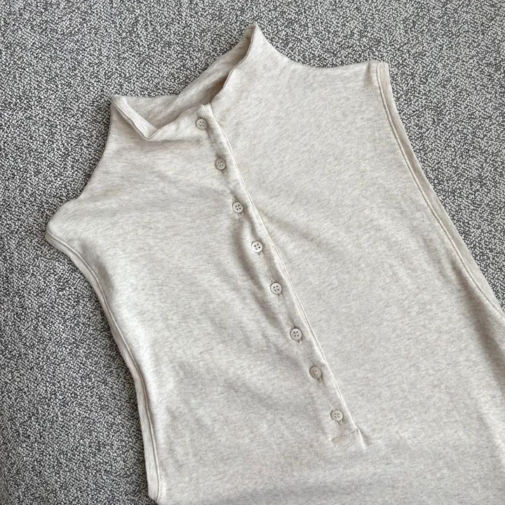 ZARAで見つけた¥2,990のハイネックトップスが、まだ暑い秋にぴったり！_2