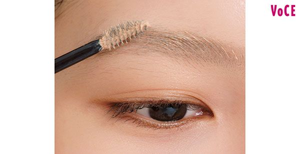 明るい眉マスカラで軽やかさをプラス