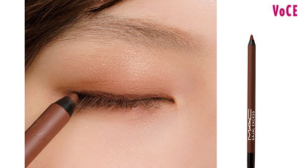  目頭〜目尻まで細くラインを仕込む
