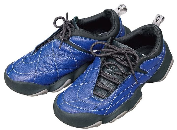 Timberland・プレス／中野奈陸さんの私物スニーカー OakleyのFactory Team Flesh Warp