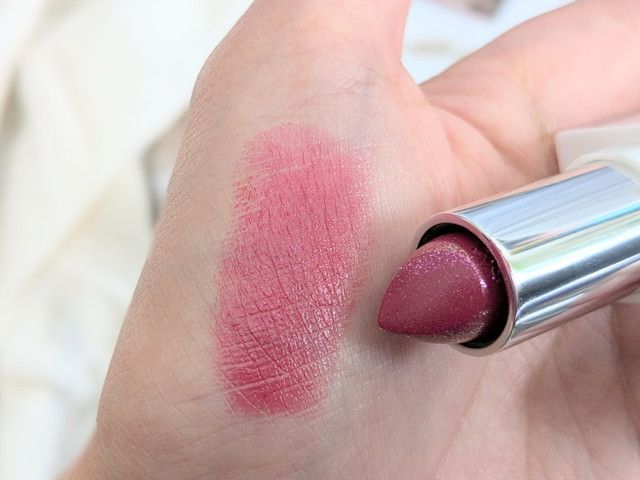 スペシャル リップ アドーンド キスを手の甲にスウォッチした様子
