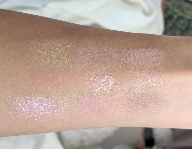 ダズリング ディメンションズ アイパレットを腕にスウォッチした様子