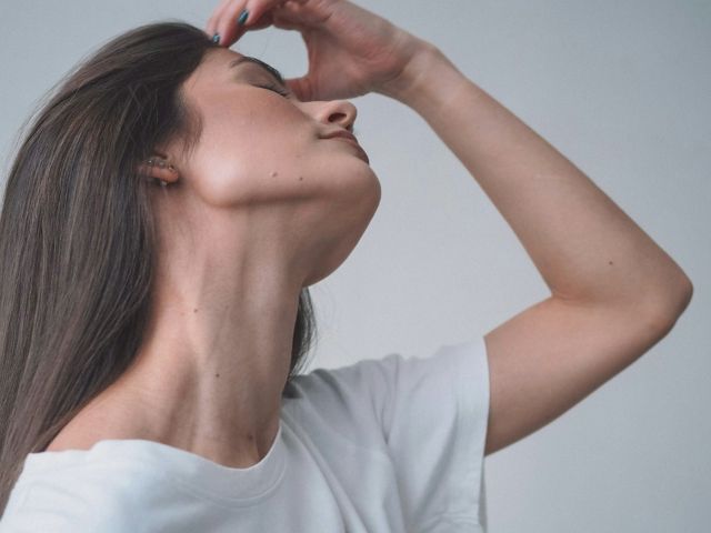 眠気を感じる女性