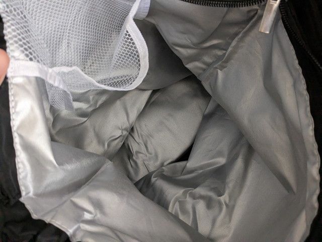 内側のアルミ裏地とメッシュポケットの写真