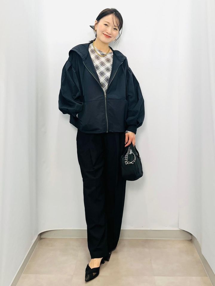 ダークカラーでそろえた大人のスポーツミックスコーデ 出典：StyleHint