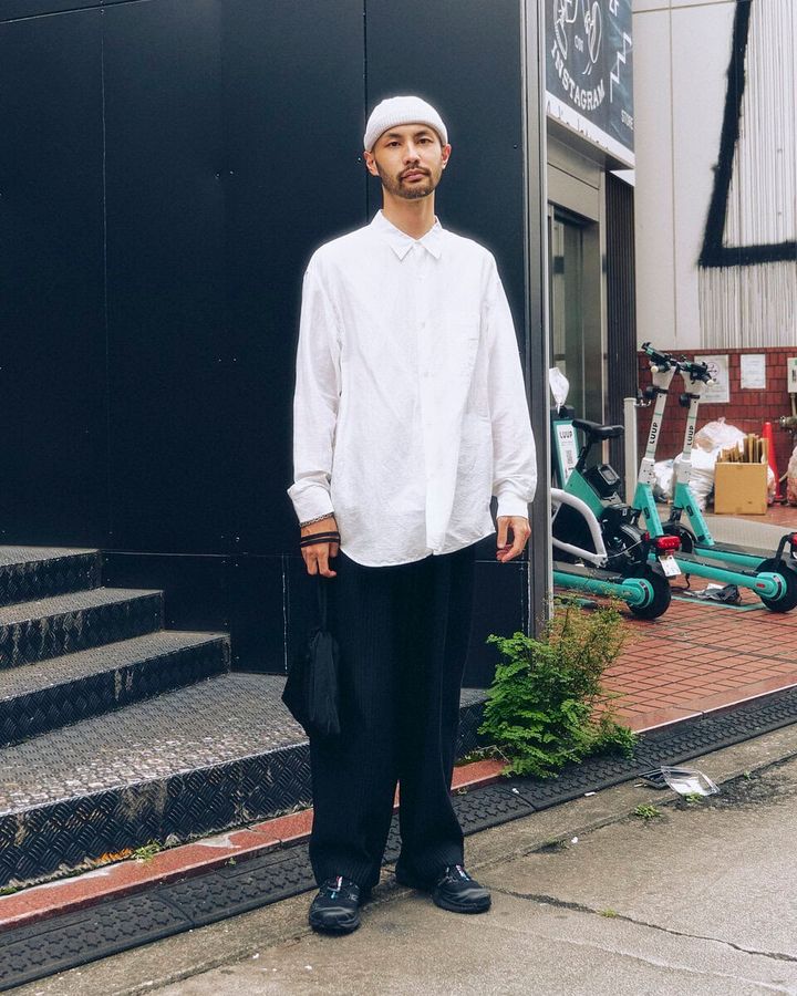 【30代スナップ＠原宿】ホワイトのニットキャップ＆シャツがもたらす究極の“清潔感”