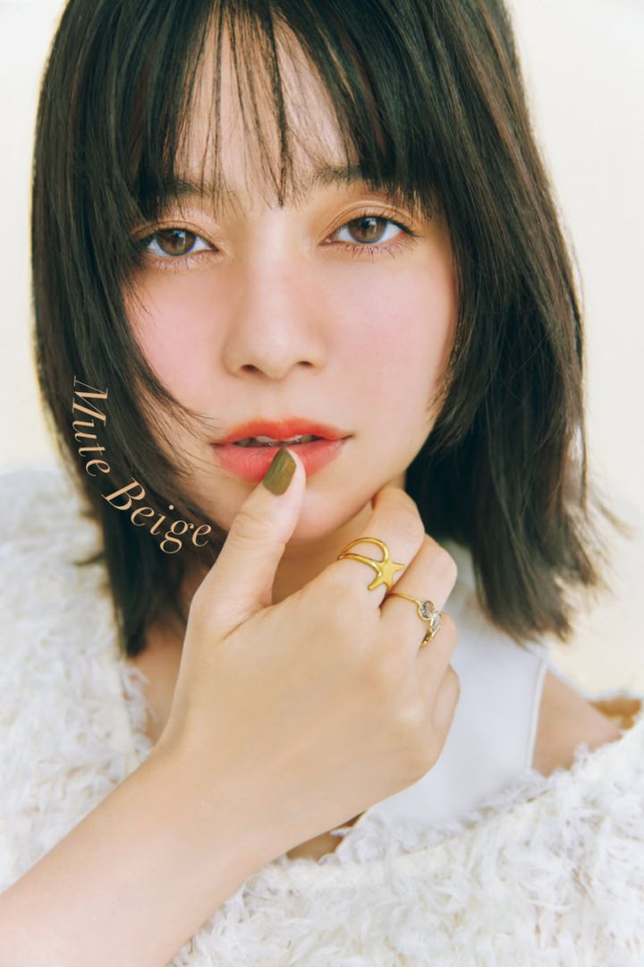 さりげなく目力がほしいなら？「ミュートベージュ」のアイシャドウ！ モデル＝岸本セシル