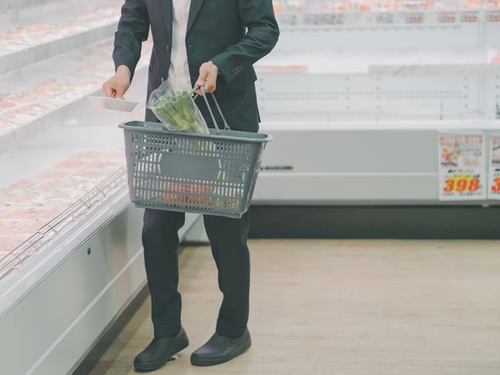 家事や育児は夫婦で協力して担うべきもの。ところが、夫がいつまでも「自分はサブ」という意識のままだと、妻の負担はなかなか減らない。「指示待ち夫」に、妻たちが感じていることとは。※画像：PIXTA