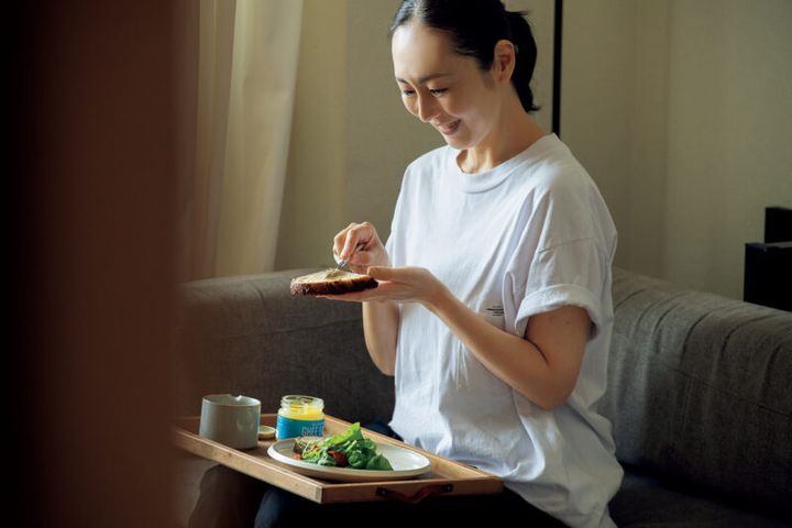 朝、パンにギーを塗って、ビタミンAを補い、眠気も予防