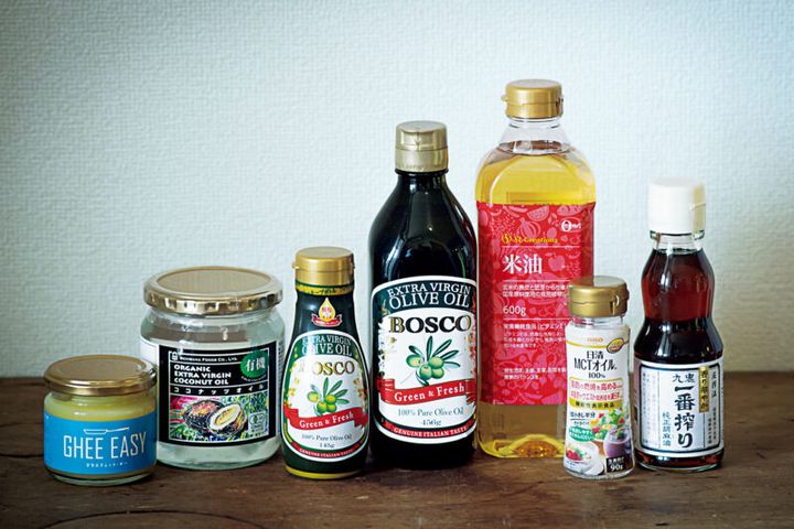 （右から） 1.華やかな香りの「九鬼一番搾り純正胡麻油」（九鬼産業） 2.「日清MCTオイルHC」（日清オイリオ） 3.炒めもの・揚げ焼きに「米油」（エスエルクリエーションズ） 4.「BOSCOエキストラバージンオリーブオイル」。１滴ずつ出せて開封後も酸化しにくい5のフレッシュキープボトルも愛用（ともに日清オイリオ） 6.「有機ココナッツオイル」（紅花食品） 7.「ギー・イージー」（フラット・クラフト）