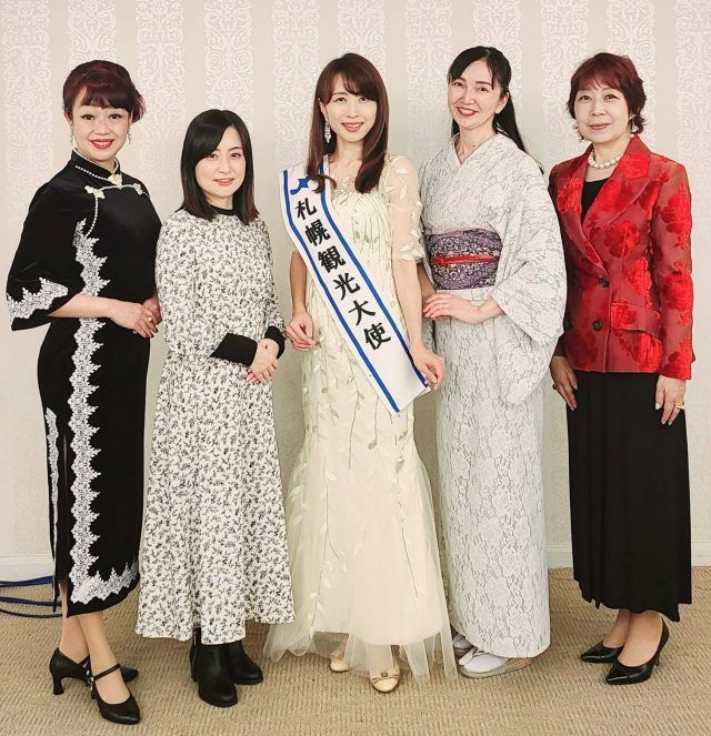 記念撮影をする長谷川千尋さん