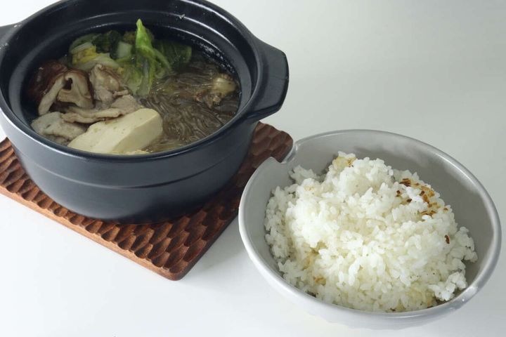 具材が入った土鍋と、白米が盛られた土鍋の蓋