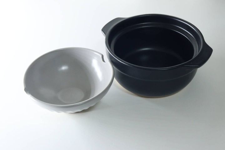 黒い土鍋本体と、ひっくり返したグレーの蓋