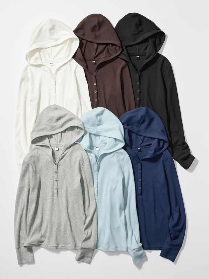 白や黒など6色のフーデッドリブTシャツ
