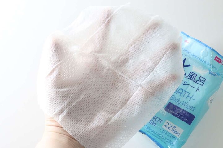 広げた水風呂代わりシートを手のひらに