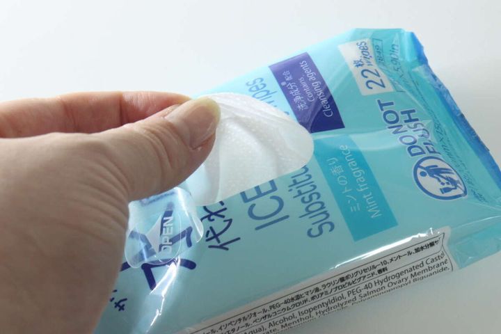 水風呂代わりシートのフタを開ける手