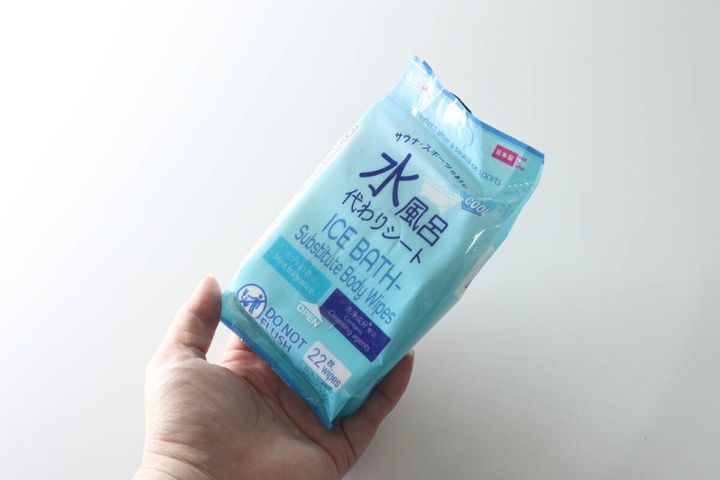 手のひらに乗せた水風呂代わりシート